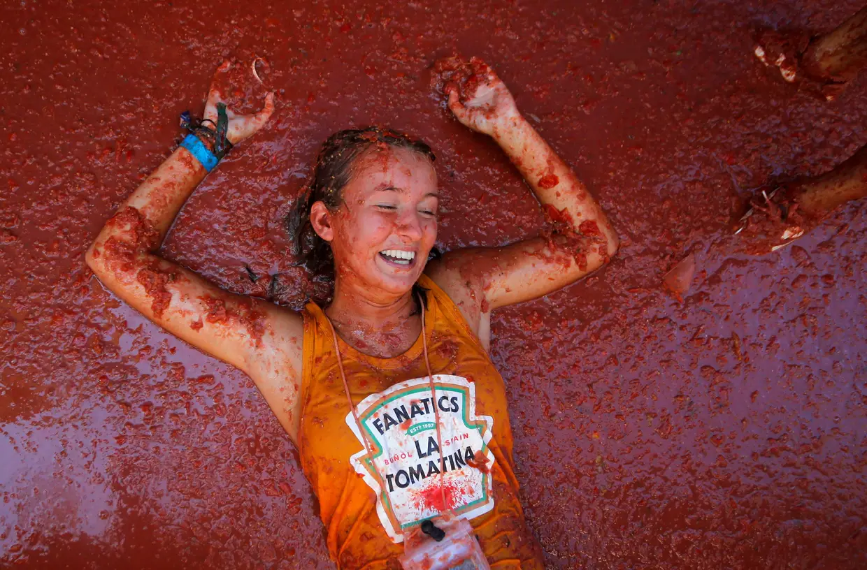 Jovem participa no festival "La Tomatina" na cidade de Buñol, no muncípio de Valência, em Espanha.