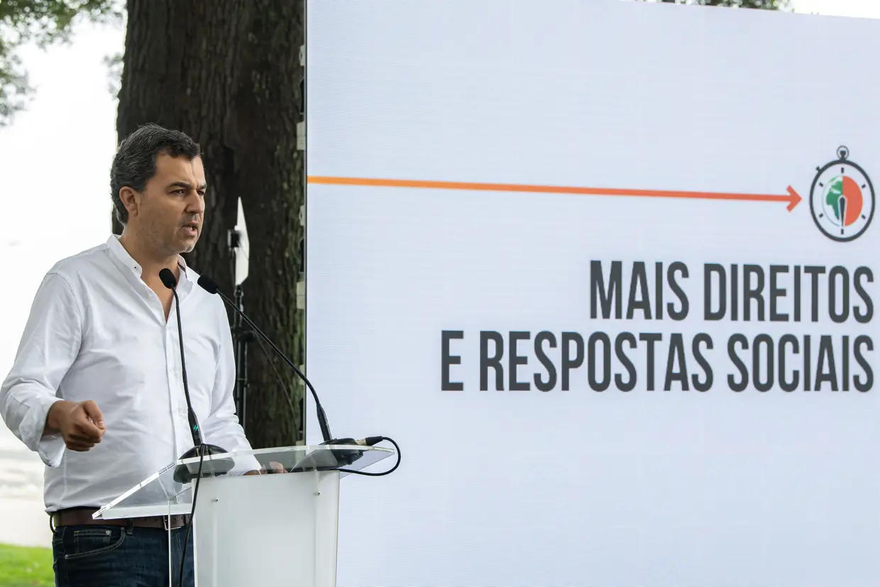 O líder do Partido das Pessoas, dos Animais e da Natureza, André Silva, durante a apresentação do programa eleitoral do partido às eleições legislativas de 6 de outubro, no Porto.