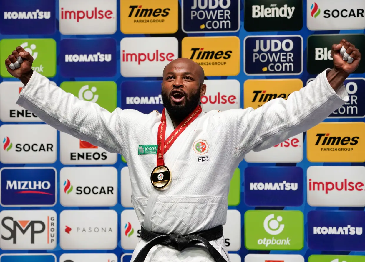 O português Jorge Fonseca conquistou o título mundial de judo na categoria de -100 kg, ao vencer o russo Niyaz Ilyasov na final da competição, disputada em Tóquio. Jorge Fonseca, de 26 anos, tornou-se no primeiro português a conquistar uma medalha de ouro em Mundiais.
