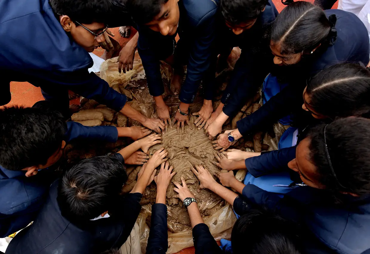 Os preparativos para o Festival Ganesha Shaturthi, em Bangalore, Índia, pelas mãos de estudantes.