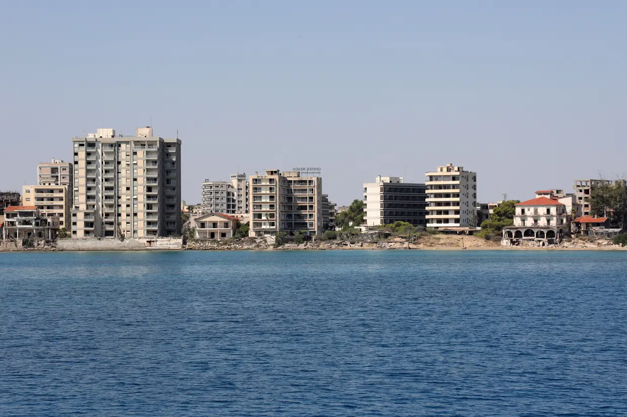 Hotéis desertos e destruídos numa área usada pelo exército turco, na cidade abandonada de Varosha, Chipre.