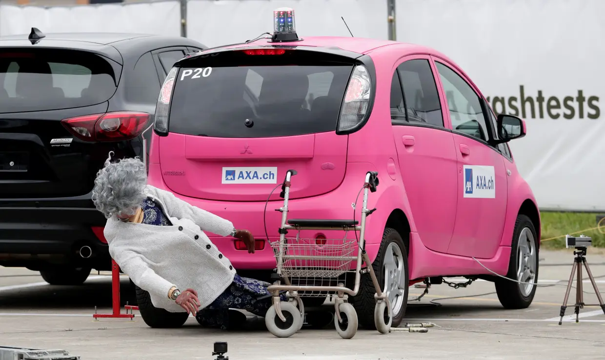Carro elétrico Mitsubishi i-MiEV colide com um manequim de teste em Duebendorf, na Suíça