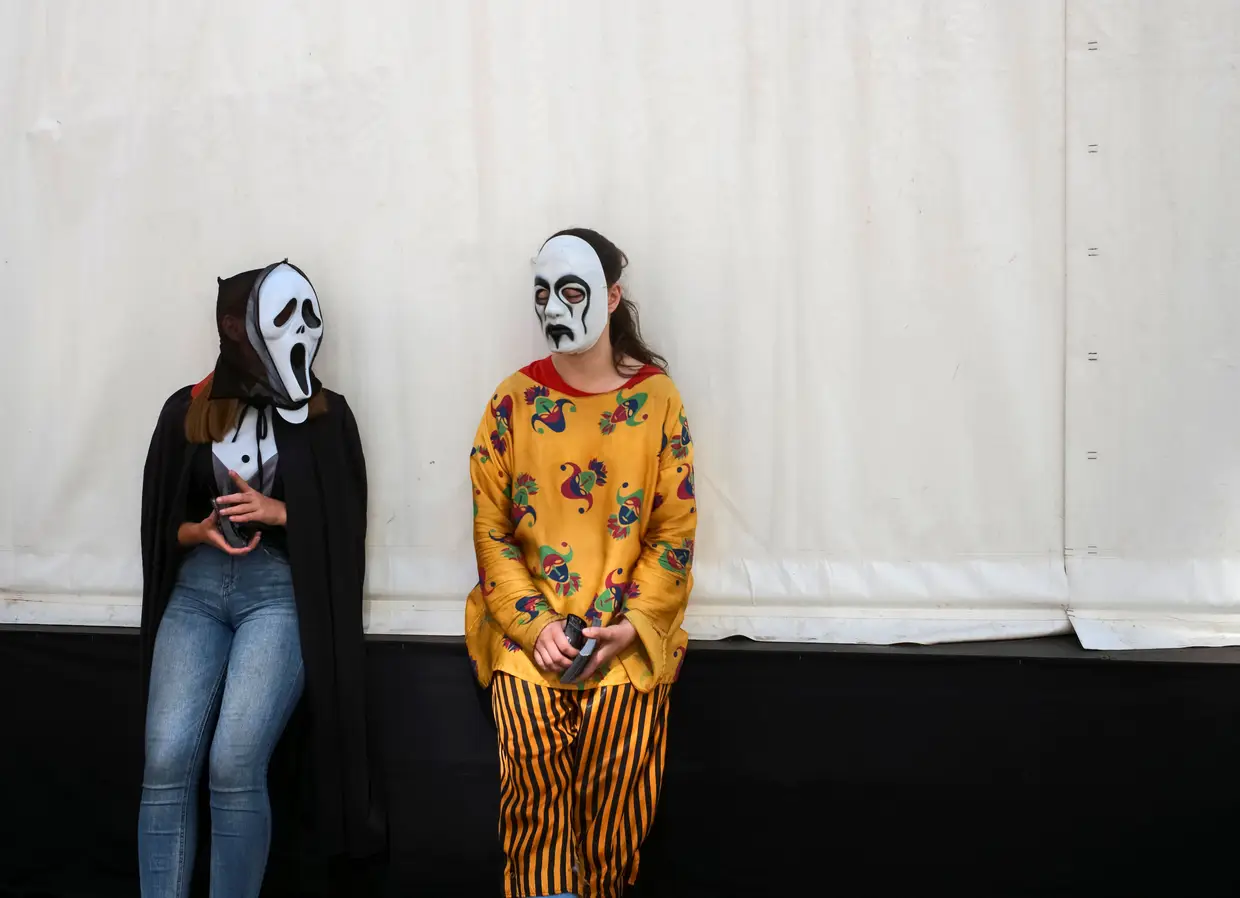Artistas de rua preparam-se para uma apresentação no centro de Lviv, na Ucrânia.