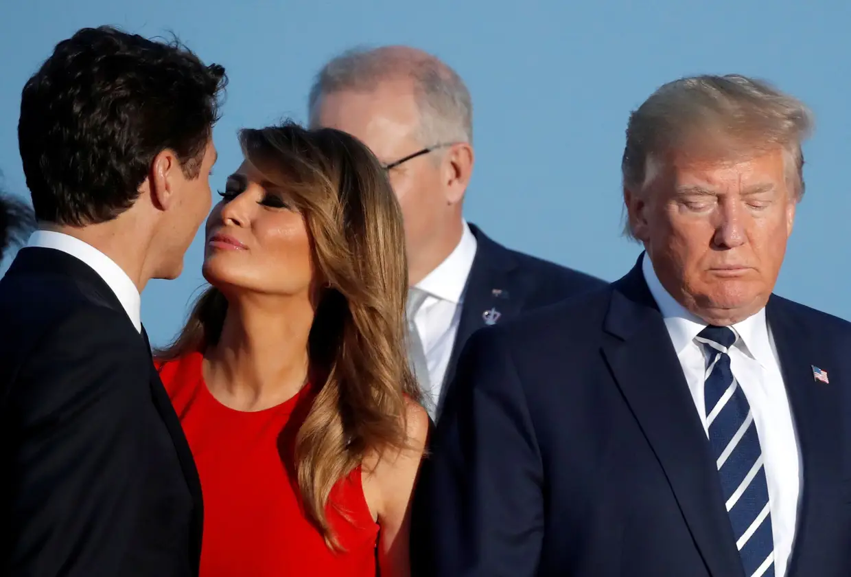 A primeira dama dos Estados Unidos, Melania Trump, cumprimenta o primeiro-ministro do Canadá, Justin Trudeau, com um beijo na bochecha, durante a cimeira do G7. A imagem tornou-se viral nas redes sociais.