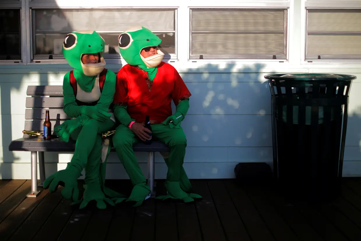 Foliões fantasiados participam no 11º Gecko Ball, uma festa anual de angariação de fundos em Gulfport, na Flórida