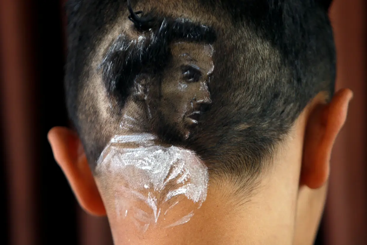 Um corte de cabelo com o retrato do jogador de futebol Gareth Bale em Halabja, Iraque.