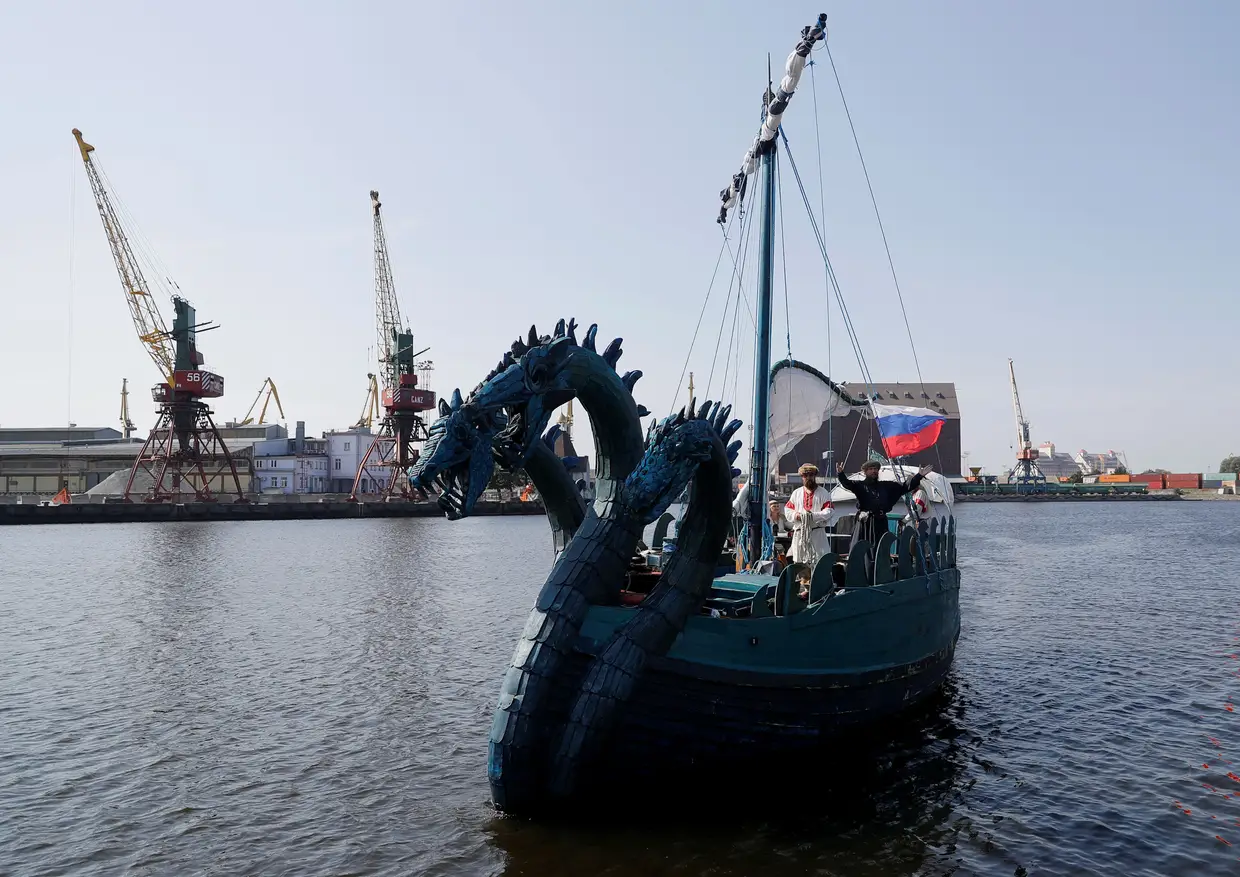 Tripulantes no convés do navio de estilo russo "Zmey Gorynych", em Kaliningrado, na Rússia