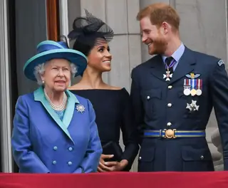 A rainha Isabel II com Meghan Markle e o príncipe Harry