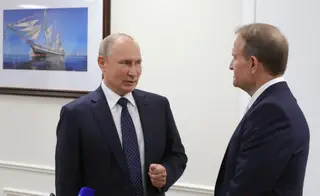 O presidente russo, Vladimir Putin, conversa com o presidente do conselho político do partido ucraniano "Plataforma de Oposição - Pela Vida" Viktor Medvedchuk no 5º Fórum Econômico Oriental em Vladivostok, Rússia, 5 de setembro de 2019.