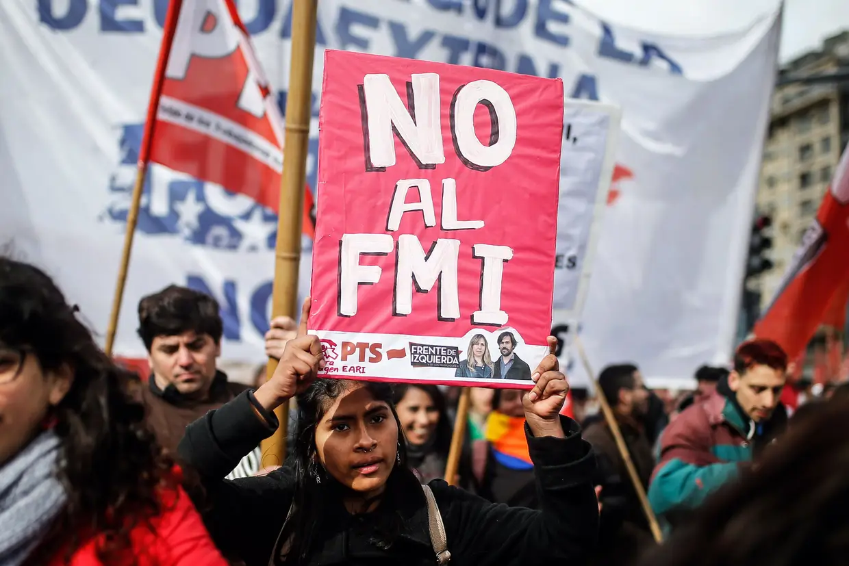 Protesto em Buenos Aires, Argentina, contra a crise económica.