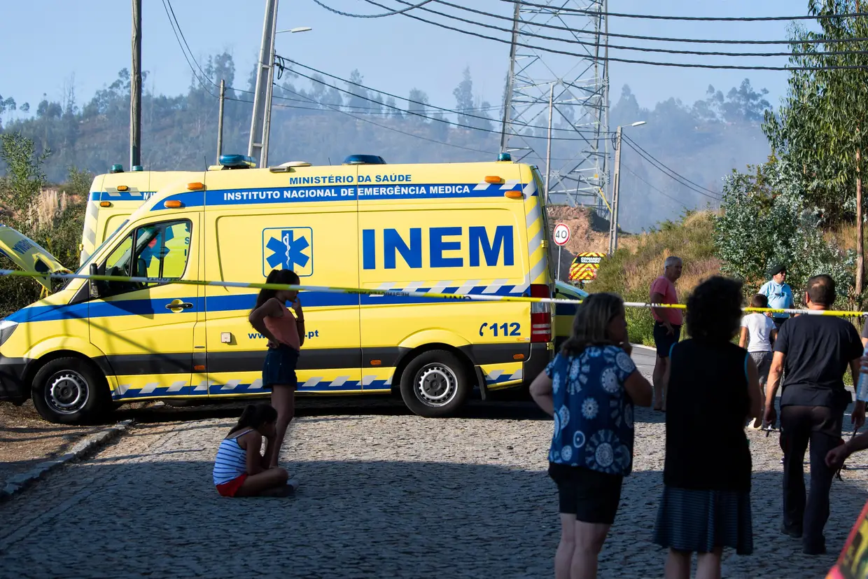 Ambulâncias do INEM junto do local onde caiu um helicóptero em Sobrado, Valongo, que causou a morte do piloto que comandava a aeronave, Valongo.