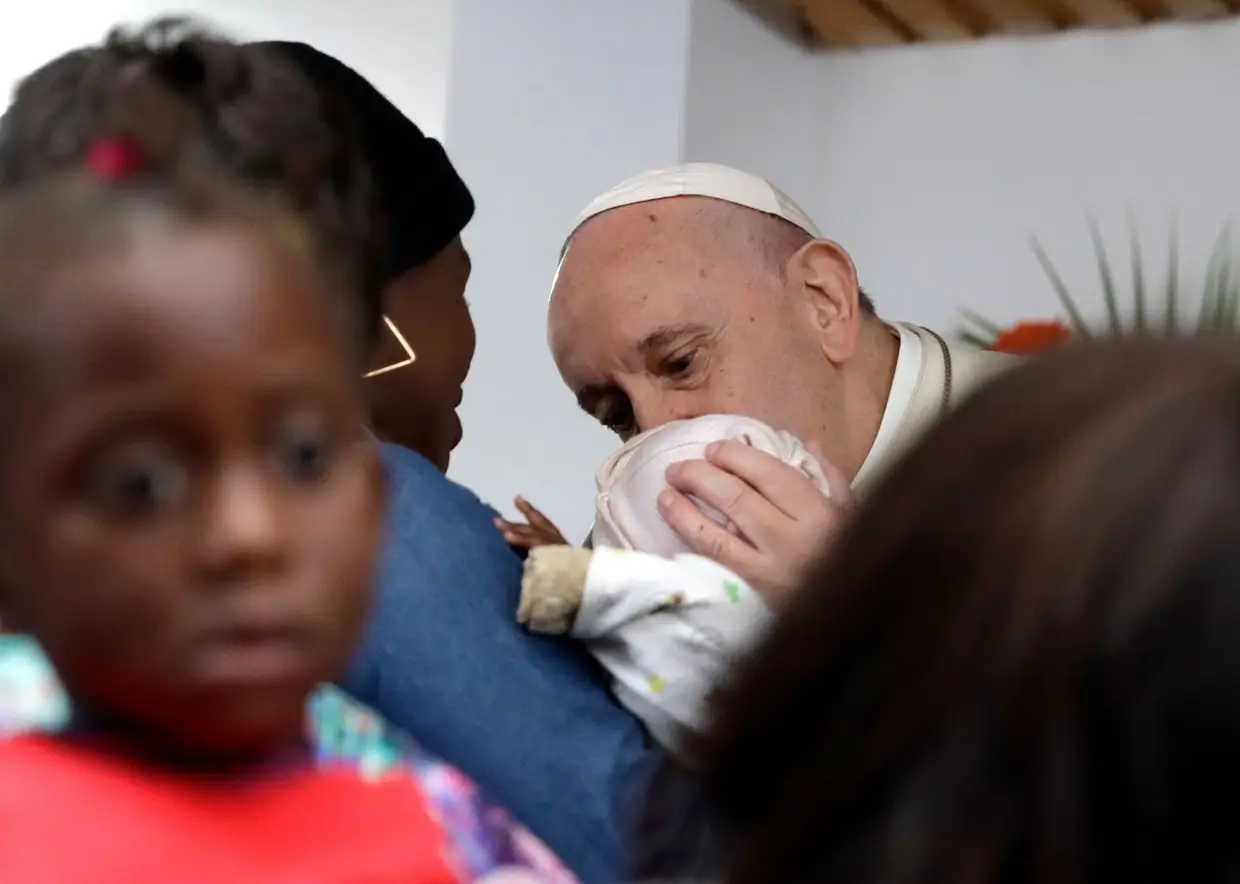 Papa Francisco beija um bebé durante uma visita ao Hospital Zimpeto, em Maputo, Moçambique