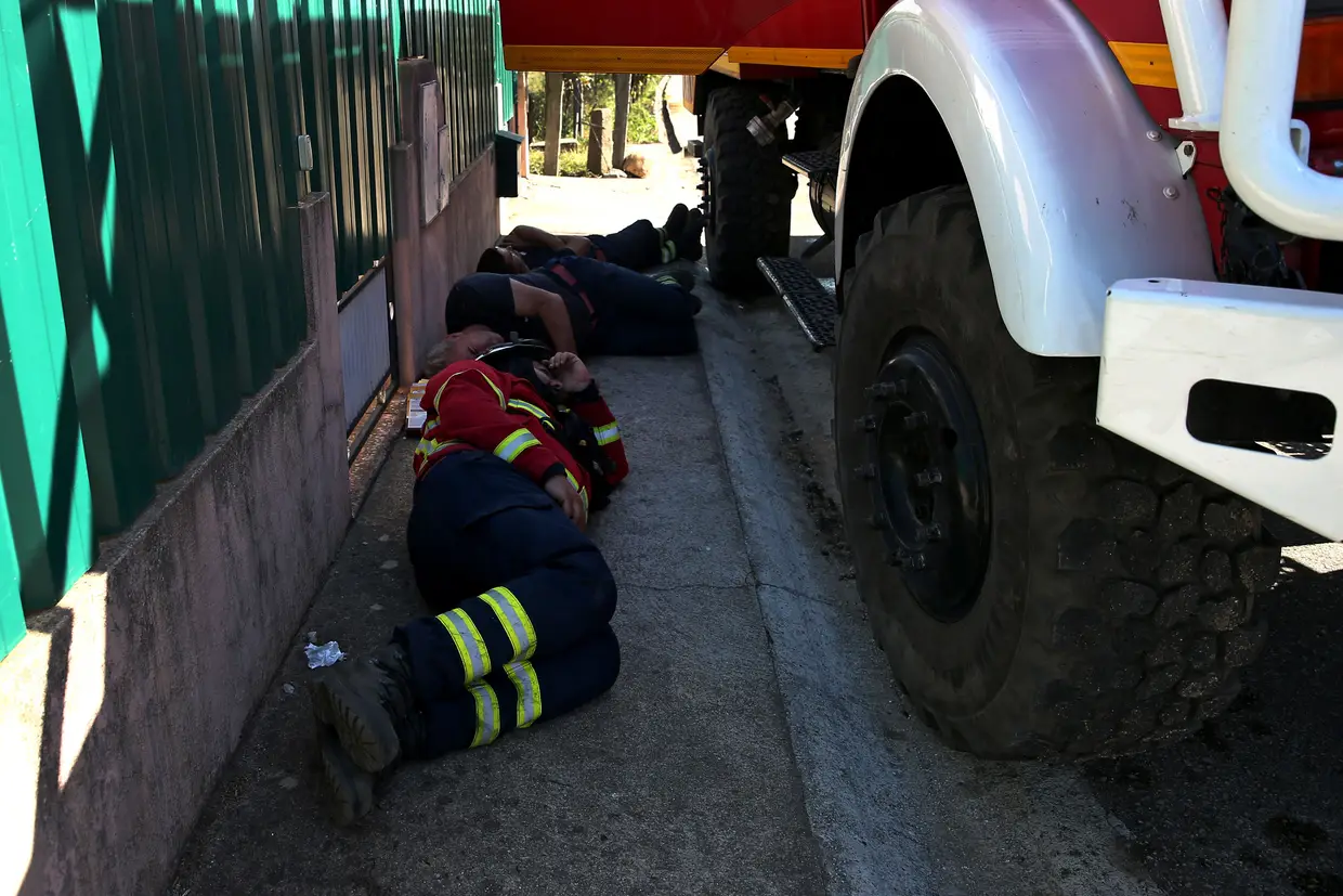 Bombeiros aproveitam para descansar um pouco durante o combate ao incêndio em Fontão, Albergaria-a-Velha