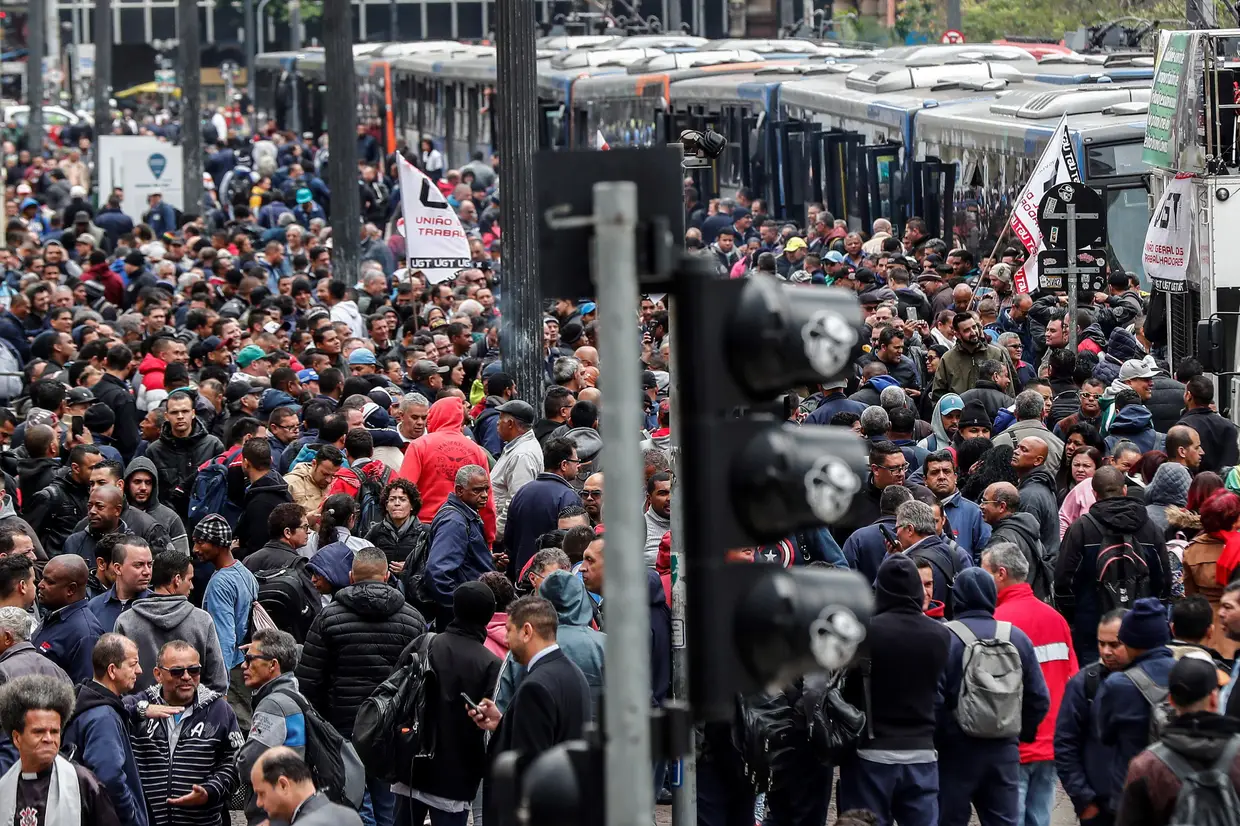 Motoristas bloqueiam o viaduto da ChA com os veículos, numa ação de protesto em São Paulo, no Brasil