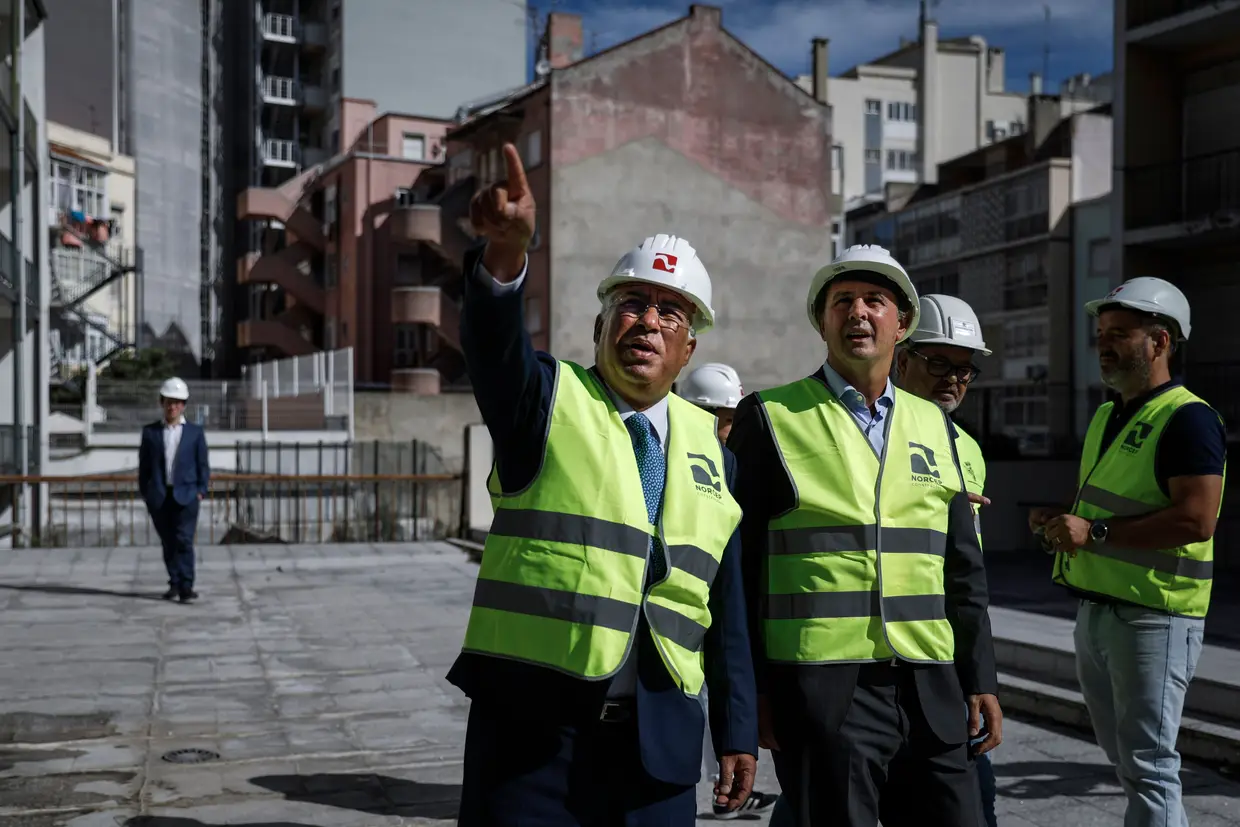O primeiro-ministro e secretário-geral do PS, António Costa acompanhado pelo presidente da Câmara Municipal de Lisboa, Fernando Medina, durante uma visita às obras do edifício cedido à C.M. Lisboa, para promoção de habitação de rendas acessíveis, em Lisboa.