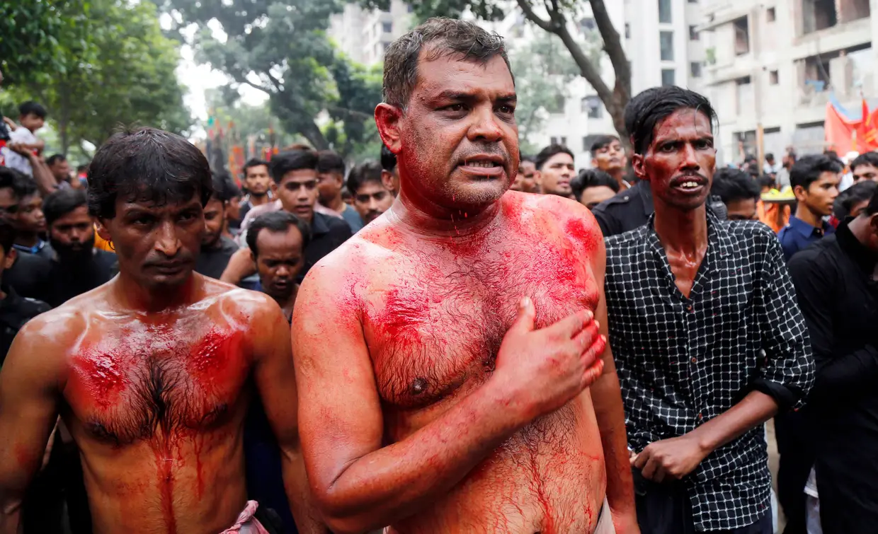 Procissão do Ashura em Daca, Bangladesh. A procissão realiza-se em vários países islâmicos.