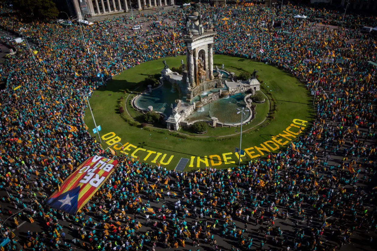 Milhares de catalães saíram às ruas de Barcelona em mais um Dia da Catalunha. “Objetivo: independência” é o lema da manifestação deste ano.