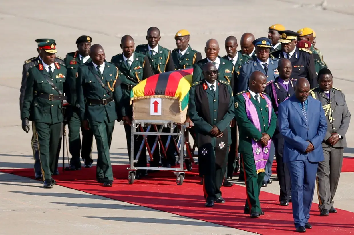 O corpo do ex-Presidente do Zimbabué Robert Mugabe, falecido na semana passada aos 95 anos, chegou à capital Harare, onde foi recebido com honras militares pelo Presidente Emmerson Mnangagwa.