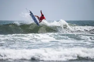 Os Mundiais atribuem vagas para os Jogos Olímpicos Tóquio2020 aos quatro melhores surfistas masculinos de Europa, Ásia, África e Oceânia, uma vez que a vaga do continente americano ficou definida nos Pan-Americanos e foi conquistada pelo Peru