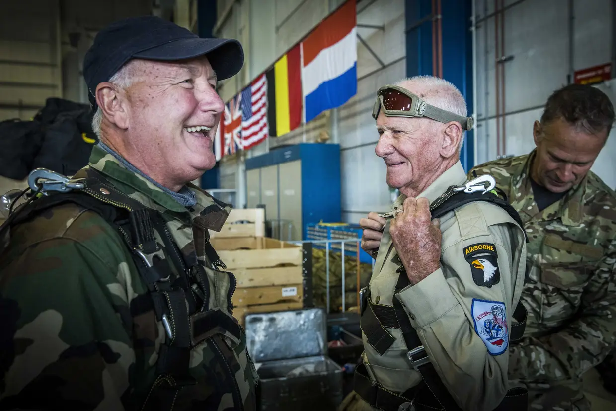 O veterano da II Guerra Mundial, Tom Rice, e o embaixador dos Estados Unidos na Holanda, Pete Hoekstra (E), no 75.º aniversário da Operação Market Garden.