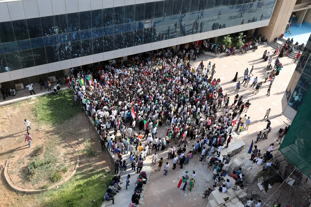 Sudaneses protestam contra os homicídios durante os protestos contra o ex-Presidente Omar Hassan al-Bashir.