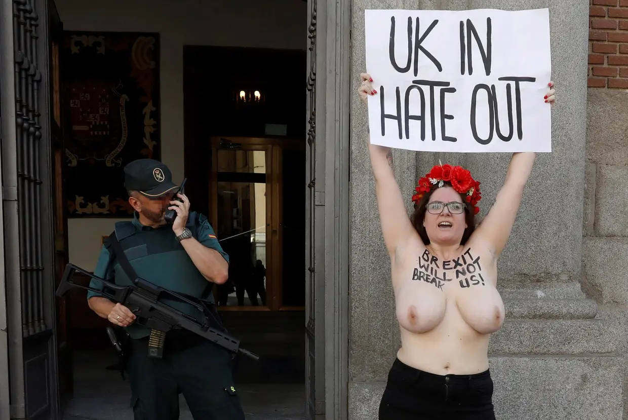 Uma ativista do grupo FEMEN protesta em frente ao Ministério dos Negócios Estrangeiros em Madrid, Espanha, durante a visita do Secretário de Estado da saída da União Europeia britânico, Stephen Barclay.