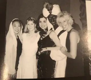 Justin Trudeau com um turbante e o tom de pele do rosto e das mãos escurecido.