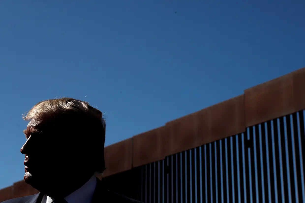 O Presidente dos Estados Unidos, Donald Trump, visita a fronteira com o México, em Otay Mesa, Califórnia.