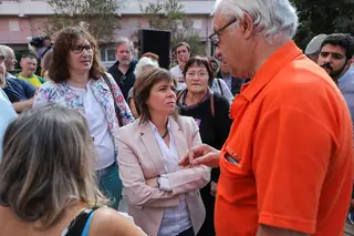 A coordenadora do Bloco de Esquerda, Catarina Martins, durante uma ação de campanha para as eleições legislativas, no Bairro dos Loios em Lisboa.