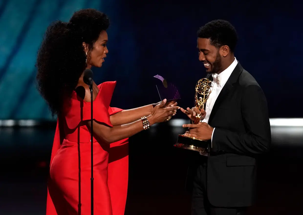Angela Bassett entrega o prémio de melhor ator a Jharrel Jerome por "When They See Us"