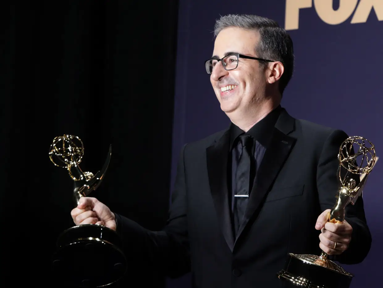 John Oliver venceu o prémio Outstanding Variety Talk Series and Outstanding Writing for a Variety Talk Series com "Last Week Tonight with John Oliver"