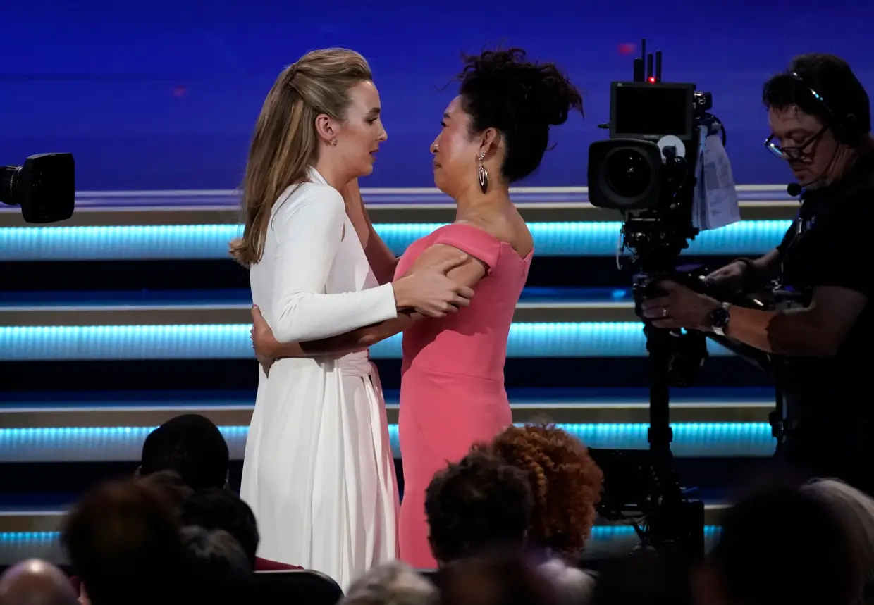 Jodie Comer recebe o prémio de melhor atriz em "Killing Eve" ao lado de Sandra Ho.