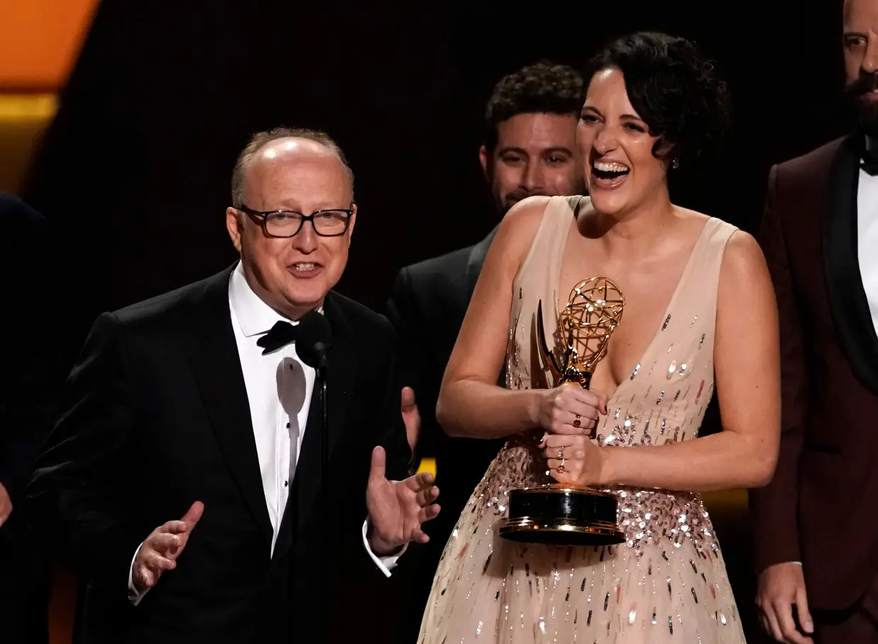 Realizador Harry Bradbeer e atriz Phoebe Waller-Bridge recebem o prémio de melhor série de comédia por "Fleabag."