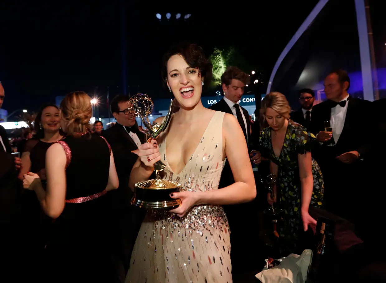 Atriz Phoebe Waller-Bridge com o prémio de melhor atriz em série de comédia por "Fleabag."