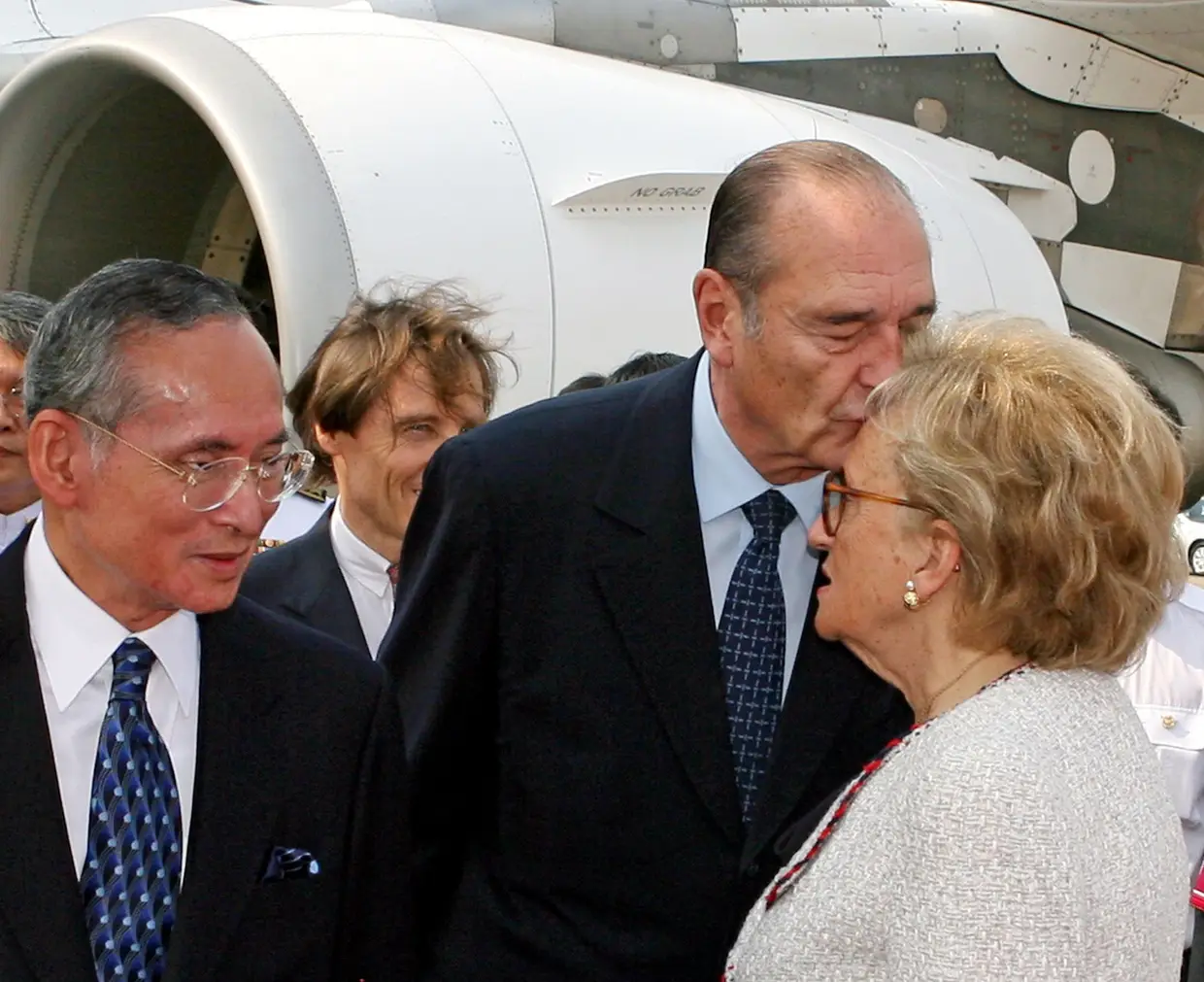 Jacques Chirac beija a esposa na receção do Rei da Tailândia Bhumibol Adulyadej, em Baguecoque