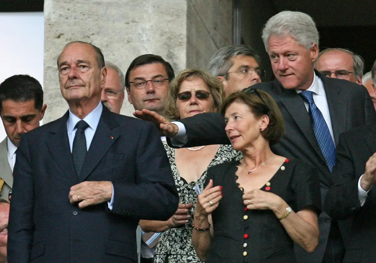 Julho de 2006: O antigo Presidente dos EUA tenta chamar a atenção de Jacques Chirac em Berlim
