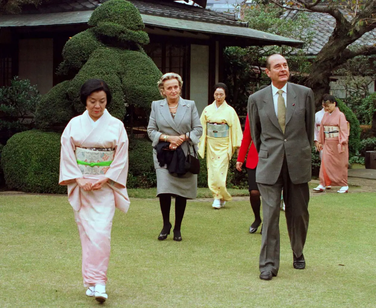 Jacques Chirac e a mulher no Japão para um encontro com intelectuais japoneses em Tóqui