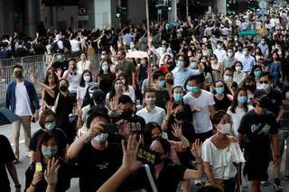 Após o anúncio do Governo de Hong Kong de que vai passar a punir o uso de máscaras nos protestos, milhares de pessoas voltaram às ruas de Hong Kong