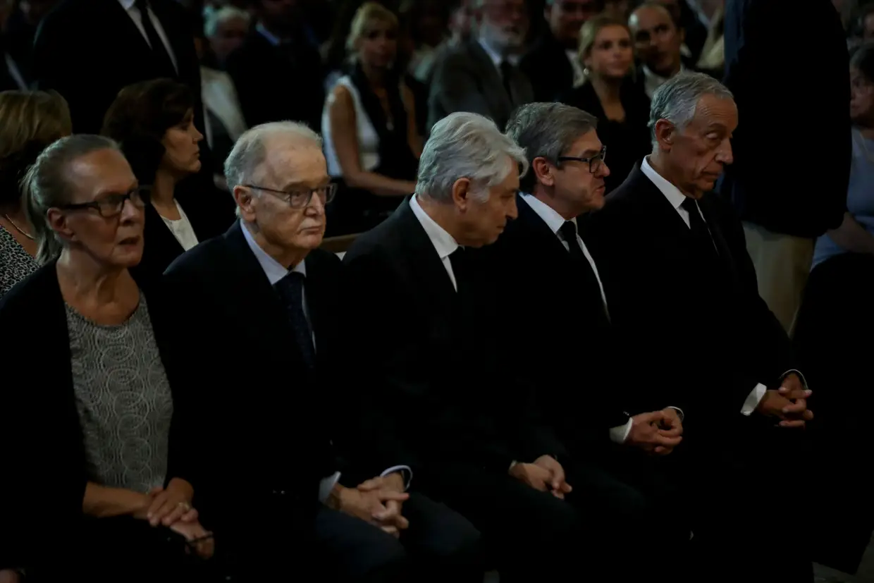 4 outubro 2019 - O Presidente Marcelo Rebelo de Sousa, o ex-presidente português Jorge Sampaio e a sua esposa Maria José Rita, durante o funeral de Diogo Freitas do Amaral no Mosteiro dos Jerónimos, em lisboa.