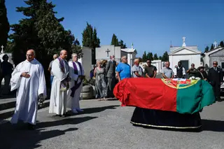 Entrega da bandeira de Portugal a mulher de Freitas do Amaral marca fim de cerimónias fúnebres