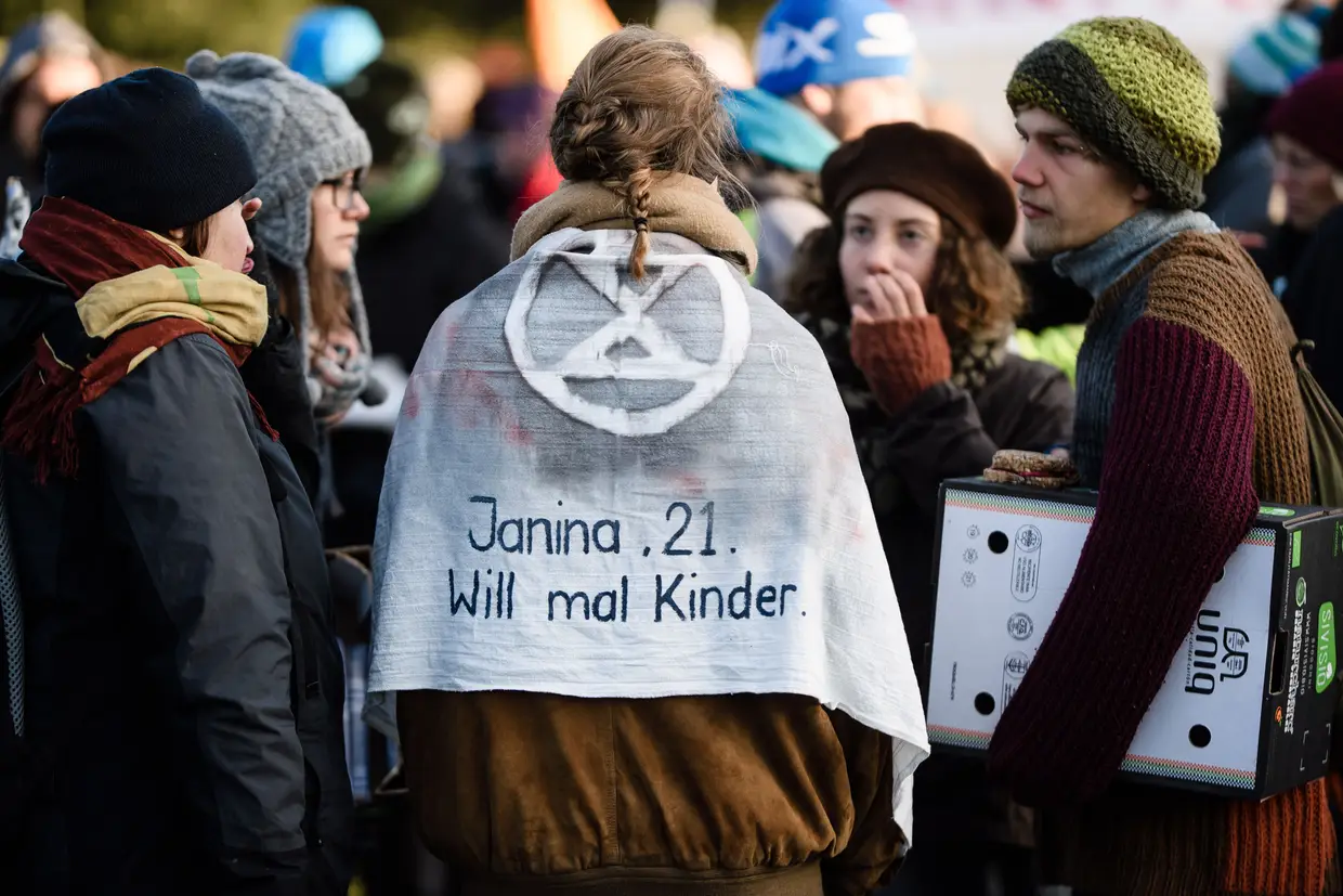 Ativistas do movimento ambientalista mundial Extinction Rebellion em Berlim. Na camisola: "Janina, 21 anos, gostaria de ter filhos".