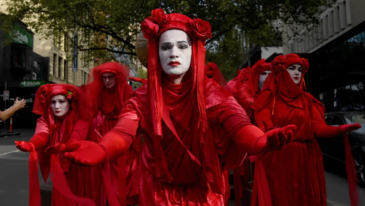 Red Rebels, um subgrupo do movimento Extinção Rebelião, participa de uma manifestação em Melbourne, Victoria, Austrália, em 7 de outubro de 2019.