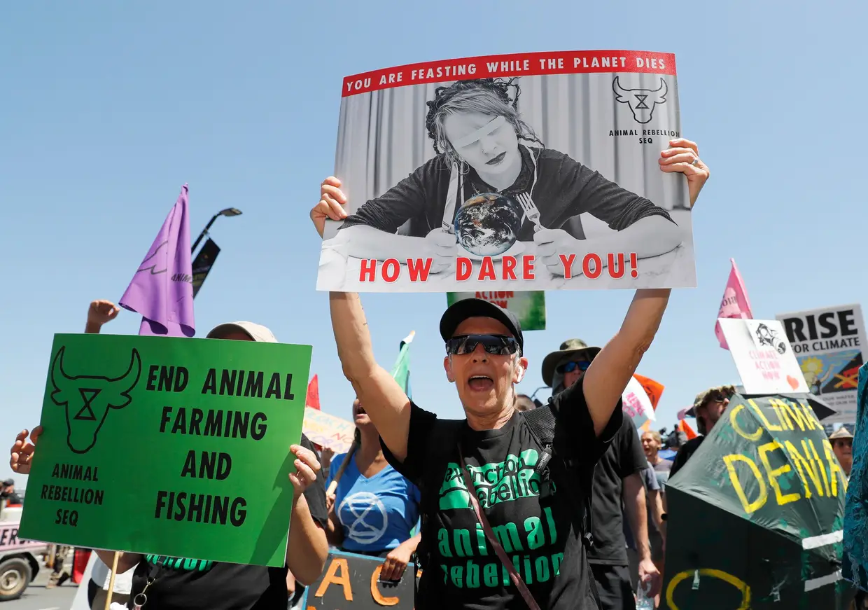 Marcha dos ativistas do movimento Extinction Rebellion na semana Brisbane Rebellion Week, em Brisbane, Queensland, Australia.
