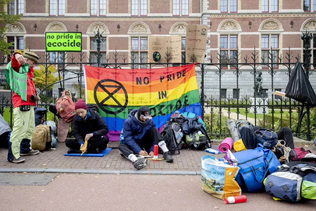Ativistas da Extinction Rebellion bloqueiam a rua em frente ao Rijksmuseum, em Amsterdão.