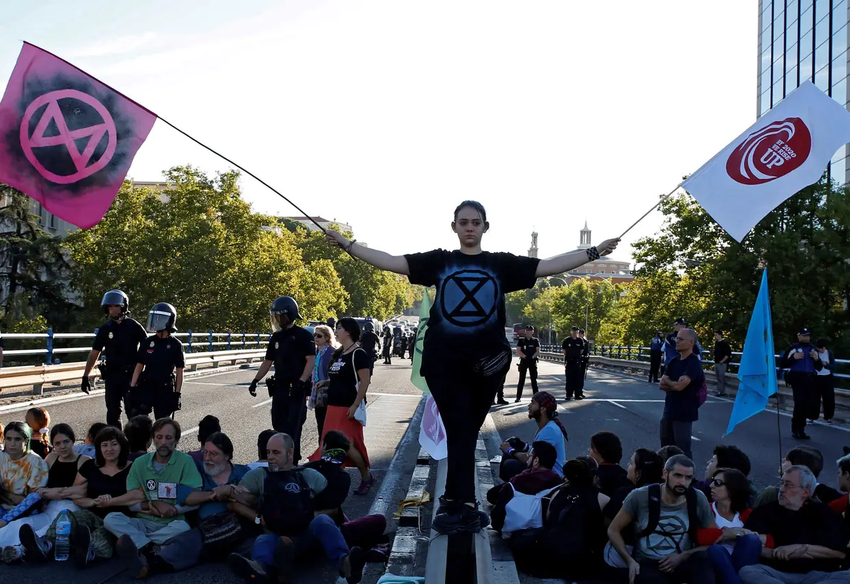 Ativistas do movimento ambiental mundial Extinction Rebellion bloqueiam o tráfego num viaduto no Paseo de la Castellana, no centro de Madrid, Espanha, 07 de outubro de 2019.