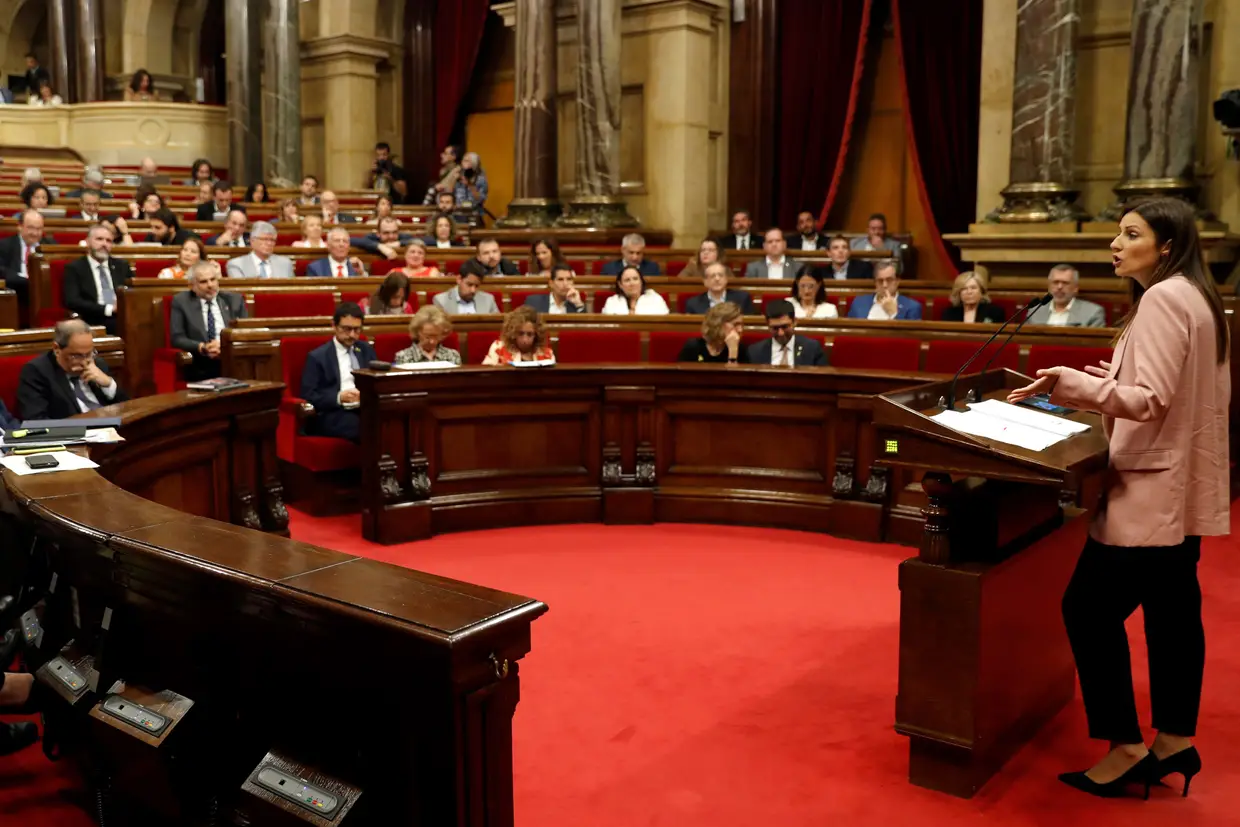 A deputada do partido Ciudadanos, Lorena Roldan, discursa no Parlamento da Catalunha durante o debate da moção de censura contra o presidente independentista do Governo regional, Quim Torra.