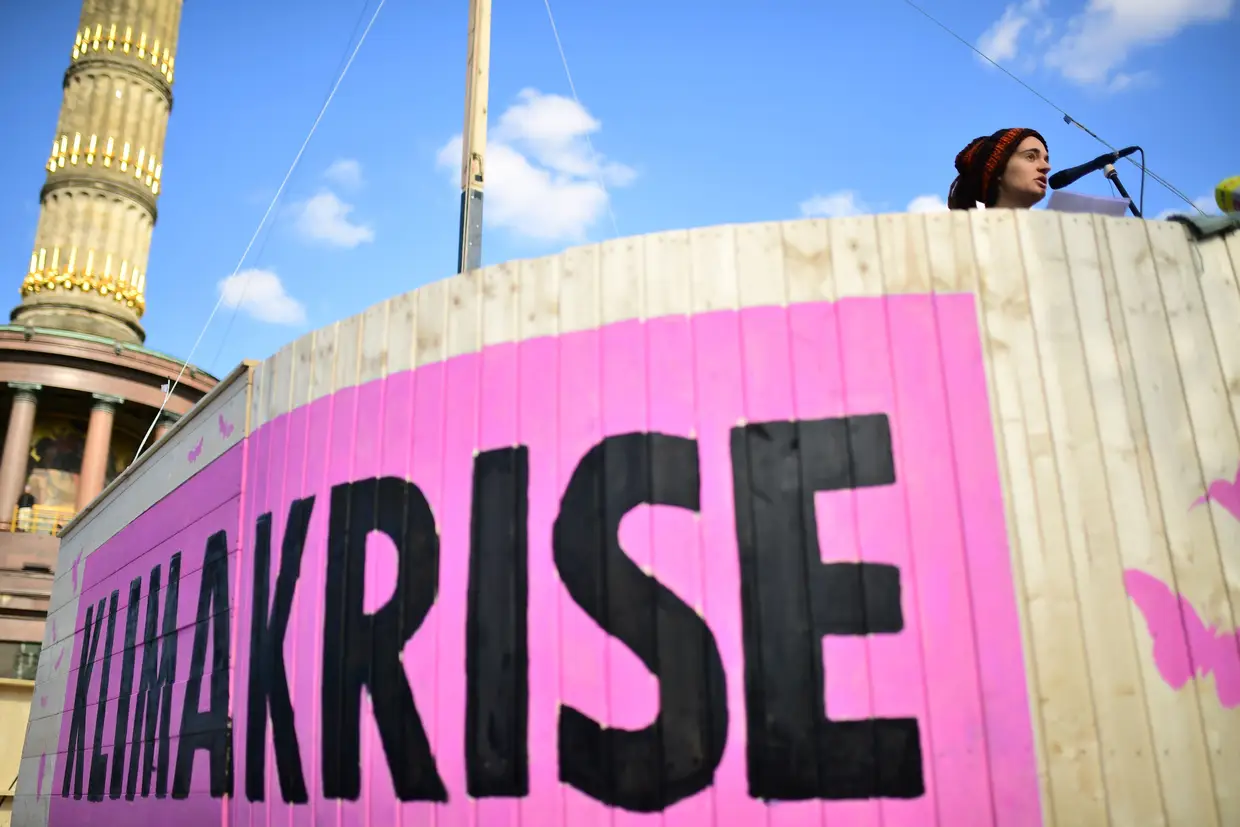 A capitã alemã Carola Rackete fala durante um bloqueio do movimento ambientalista mundial Extinction Rebellion no cruzamento de Berlim 'Grosser Stern'.