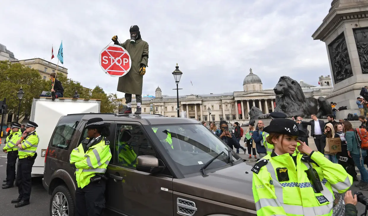 Ativistas do movimento global pelo clima Extinction Rebellion saíram às ruas em protesto, Londres, Reino Unido.