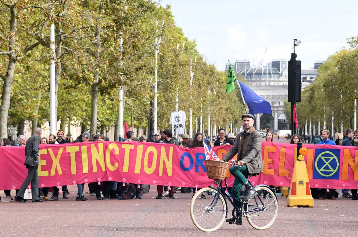 Ativistas do movimento mundial Extinction Rebellion bloqueiam a avenida the Mall em Westminster, Londres