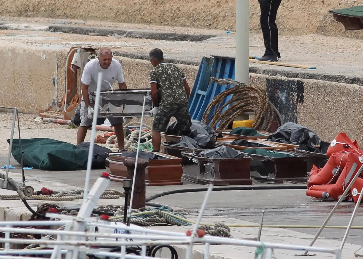 Embarcação de madeira naufragou a seis milhas da costa da ilha italiana de Lampedusa, provocando vários mortos e feridos.